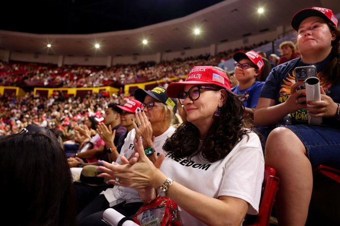 15 de setembro de 2025, Tempe, Arizona, EUA: Uma vigília à luz de velas é realizada na Universidade Estadual do Arizona para lamentar a morte de CHARLIE KIRK na Desert Financial Arena.