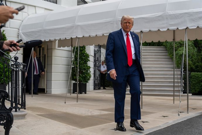 21 de setembro de 2025, Washington, Dc, Estados Unidos: O Presidente DONALD TRUMP sai da Casa Branca para o início de uma viagem ao funeral do ativista conservador Charlie Kirk em 21 de setembro de 2025. O presidente conversou brevemente com a imprensa so