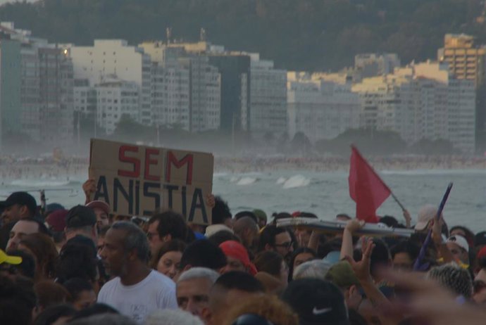 Manifestantes protestan en Rio de Janeiro, Brasil, contra la amnistía a los condenados por la trama golpista de 2022 y contra la ampliación del aforamiento de diputados y senadores
