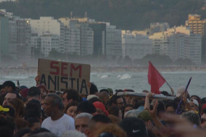 September 21, 2025, Rio De Janeiro, Rio De Janeiro, Brasil: rio de janeiro (rj), 21/09/2025 - no amnesty/against PEC of shielding/copacabana/rj - demonstration for no amnesty for the January 8th coup plotters, against PEC of shielding for politicians, tak
