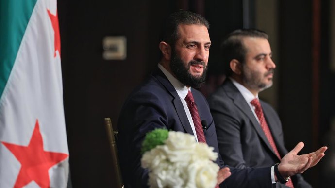 O presidente sírio Ahmed al Shara em uma reunião com uma delegação da comunidade síria nos Estados Unidos.