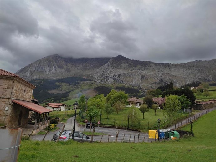 Archivo - Cielo muy nuboso en un paraje vizcaíno