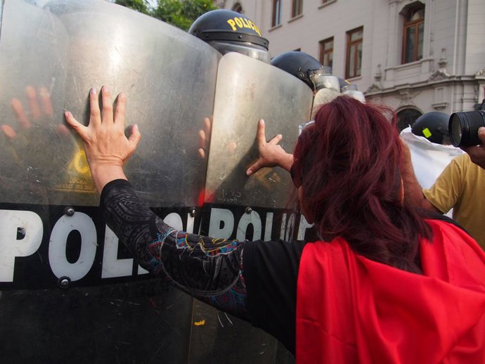 20 de setembro de 2025, Lima, Lima, Peru: Mulher tentando impedir o avanço da polícia com as mãos quando centenas de pessoas marcham nas ruas de Lima protestando contra o governo de Dina Boluarte, o Congresso e o Judiciário.  Uma série de eventos recentes