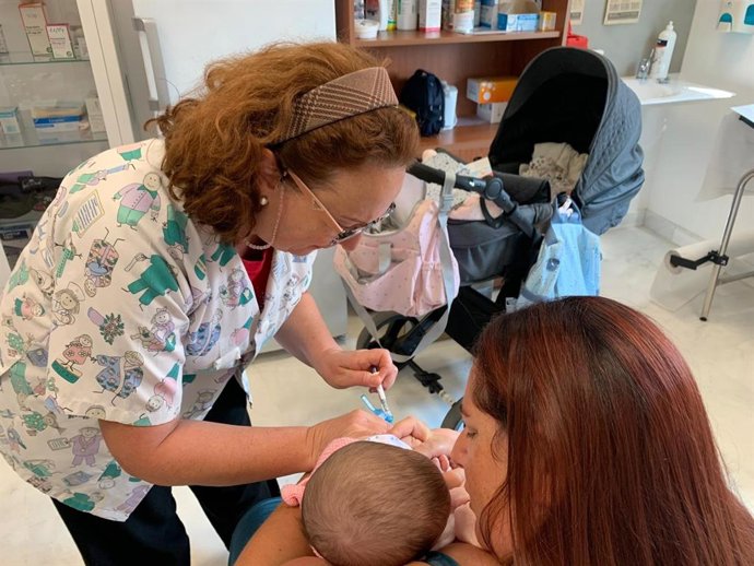 Salud inicia la campaña de vacunación frente a la bronquiolitis en niños menores de seis meses.