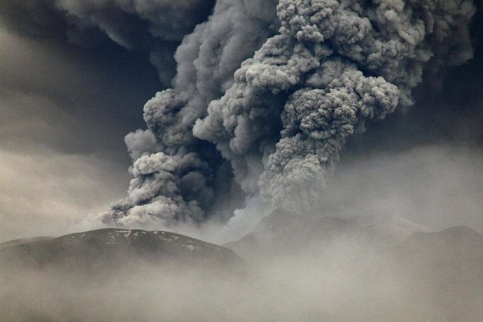 Archivo - Erupción en agosto de 2024 del volcán Shiveluch, situado en el krai de Kamchatka, en el extremo oriental de Rusia (archivo)