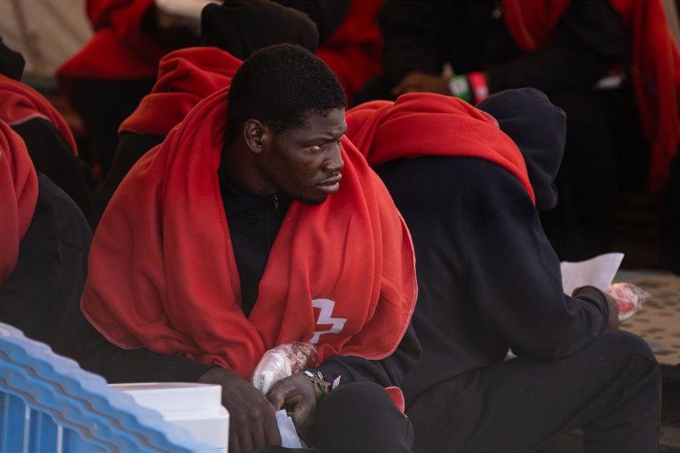 Archivo - Varios migrantes a su llegada a Canarias (España)