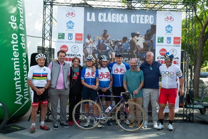 Los exciclistas Ángel Arroyo y Belén López, junto a otros como Anselmo Fuertes y José Manuel Moreno, flanqueados por Sol Otero y el alcalde de Villanueva del Pardillo, Eduardo Fernández, en la VII Clásica Otero este domingo en la localidad pardillana.