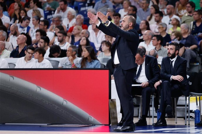 Archivo - Chus Mateo, técnico do Real Madrid, gesticula durante a partida de basquete da Liga Espanhola, final do segundo turno da Liga ACB Endesa, disputada entre o Real Madrid e o Valencia Basket na Movistar Arena em 22 de junho de 2025, em Madri, Espan