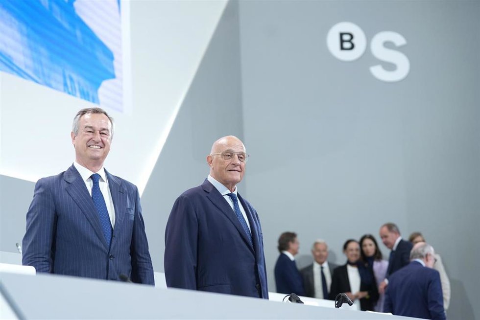Archivo - El CEO del Banco Sabadell, César González-Bueno (i), y el presidente del Banco Sabadell, Josep Oliu (c), durante la junta general extraordinaria de accionistas de Banco Sabadell, a 6 de agosto de 2025, en Sabadell, Barcelona, Catalunya (España
