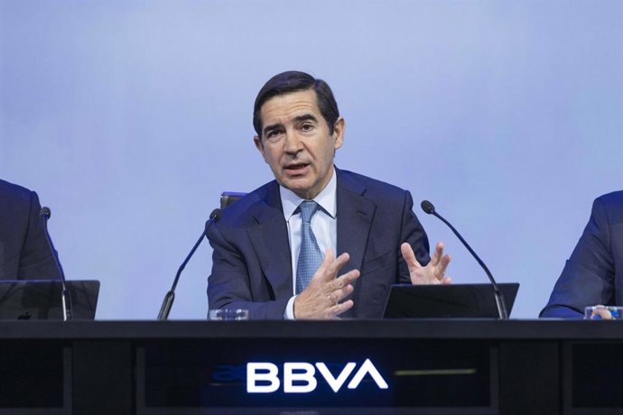 Archivo - Arxiu - El president del BBVA, Carlos Torres, durant una roda de premsa