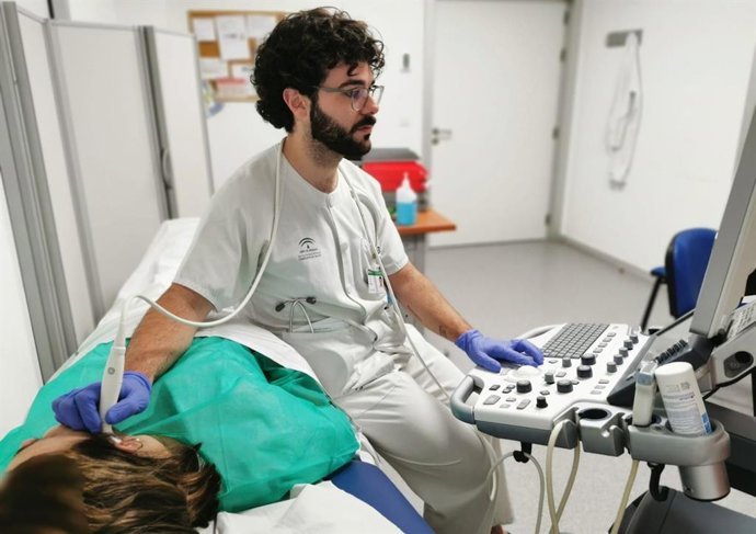 Un profesional sanitario realiza una ecografía a una paciente.
