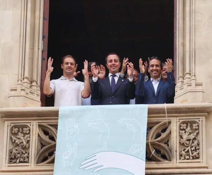 El presidente del Consell, Llorenç Galmés, tras colgar la bandera con motivo de la semana internacional de las personas sordas