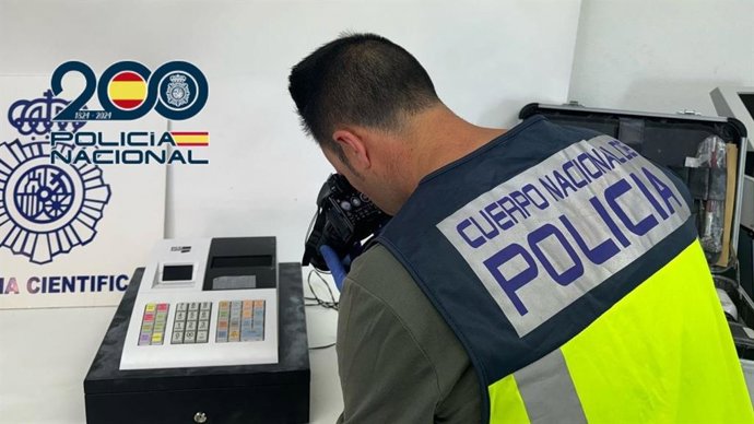 Dos detinguts acusats de robar en una empresa i una cafeteria del centre d'Elx