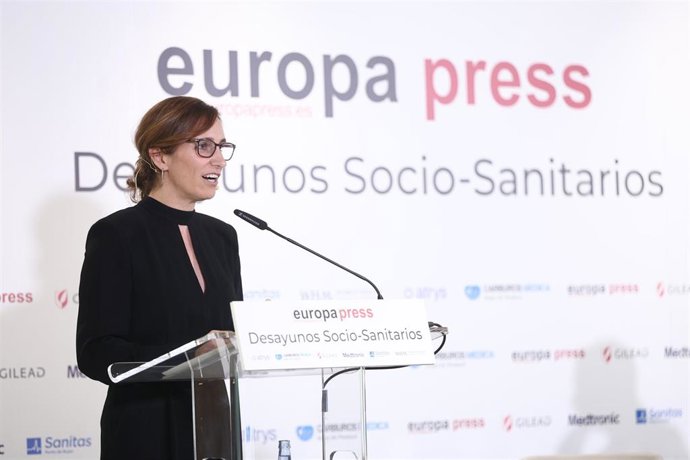La ministra de Sanidad Mónica García, interviene durante un Desayuno Socio-Sanitario organizado por Europa Press, en el Hotel Hyatt Regency Hesperia Madrid, a 22 de septiembre de 2025, en Madrid (España).