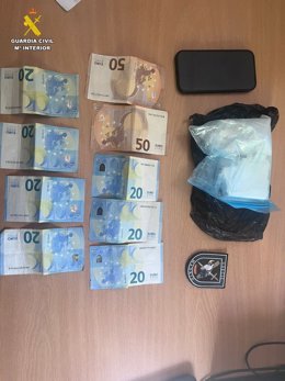 Imagen de dinero en efectivo y cocaína incautada a un joven de 30 años en Brunete