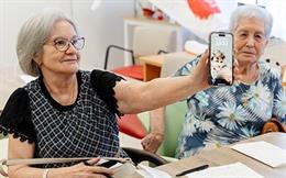 Dos ancianas con un smartphone.