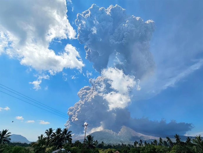 Archivo - Imagen de archivo del volcán Lewotobi en Indonesia.