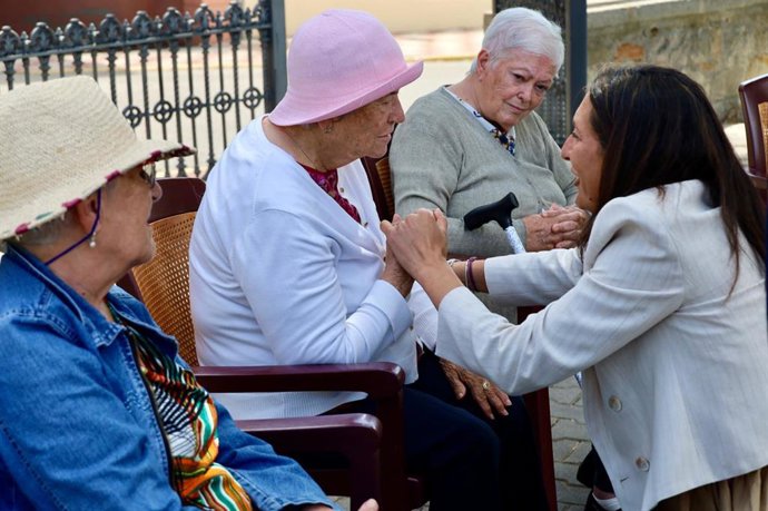 Archivo - Loles López en la residencia de mayores San Ramón Nonato en Los Barrios.