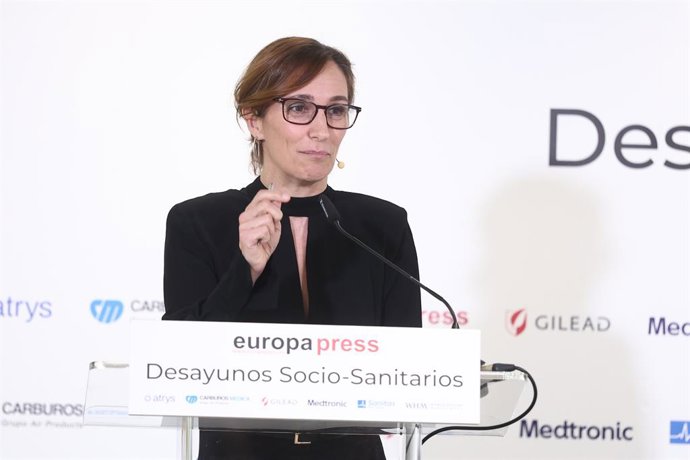 A Ministra da Saúde, Mónica García, fala durante um Café da Manhã Socio-Sanitário organizado pela Europa Press, no Hotel Hyatt Regency Hesperia Madrid, em 22 de setembro de 2025, em Madri (Espanha).