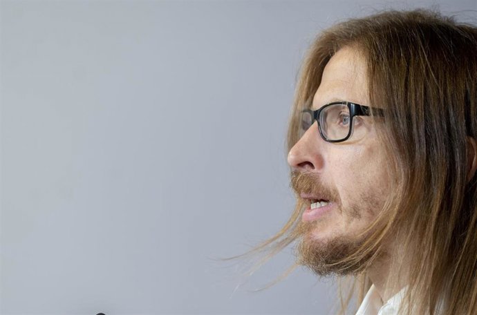 Archivo - El secretario de Organización y portavoz de Podemos, Pablo Fernández, durante una rueda de prensa, en la sede de Podemos, a 29 de julio de 2025, en Madrid (España)