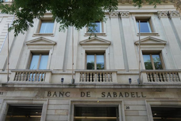 Archivo - Fachada de la sede histórica del Banc Sabadell, a 6 de agosto de 2025, en Sabadell, Barcelona, Cataluña (España).