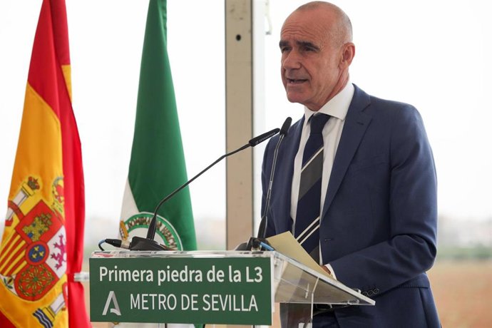 Archivo - El alcalde de Sevilla, Antonio Muñoz, interviene durante la colocación de la primera piedra del ramal técnico del tramo norte de la línea 3 del metro de Sevilla, en foto de archivo. 