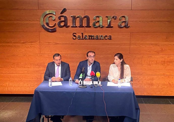 El delegado territorial de la Junta de Castilla y León, Eloy Ruiz, el presidente de la Cámara de Comercio, Alberto Díaz, y la gerente provincial del ECYL en funciones, María Reyes Gallego.