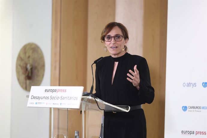 A Ministra da Saúde, Mónica García, durante um Café da Manhã Sócio-Sanitário organizado pela Europa Press, no Hotel Hyatt Regency Hesperia Madrid, em 22 de setembro de 2025, em Madri (Espanha).