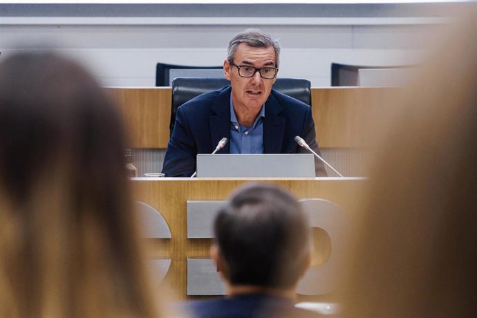 El presidente de la CNMV, Carlos San Basilio, inaugura una jornada de la APIE junto con CEOE y Dircom, en la sede de la CEOE, a 15 de septiembre de 2025, en Madrid (España).