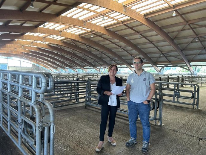 La concejala de Festejos, Mercados y Bienestar Animal, Ana Nosti anuncia que ya se ha adjudicado la mejora de 15 jaulas del Mercado Nacional de Ganados de Pola de Siero.