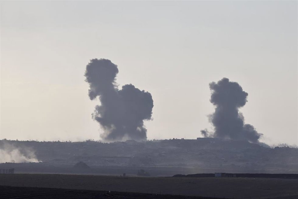Columnas de humo tras varios bombardeos ejecutados por el Ejército de Israel contra la Franja de Gaza (archivo)