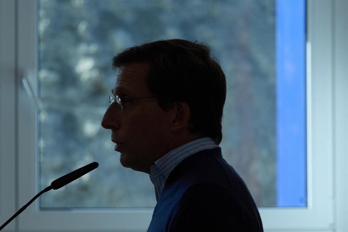 Archivo - El alcalde de Madrid, José Luis Martínez-Almeida, atiende a los medios durante la inauguración de Los Cantiles, en el Parque Tecnológico de Valdemingómez