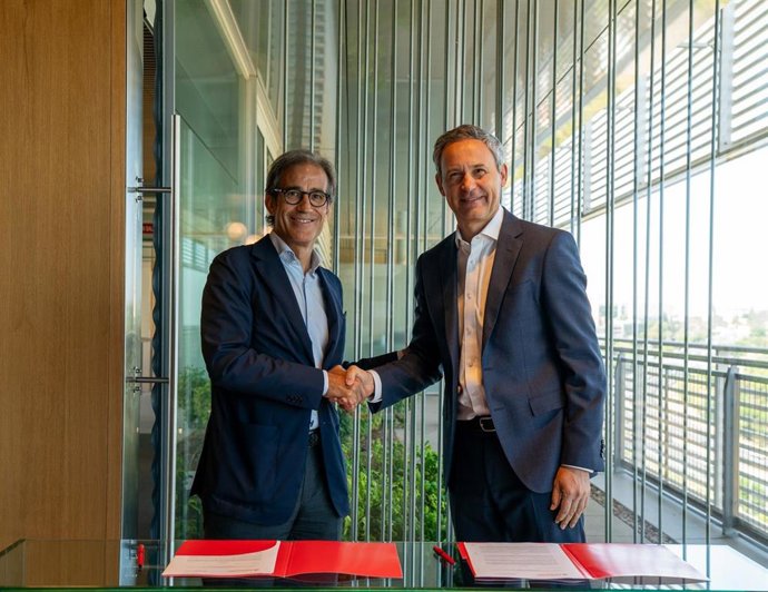 Archivo - El director de Clientes, Rentabilidad e Instituciones de Santander España, Javier Cortadellas y del presidente de Matholding, Pau Relat