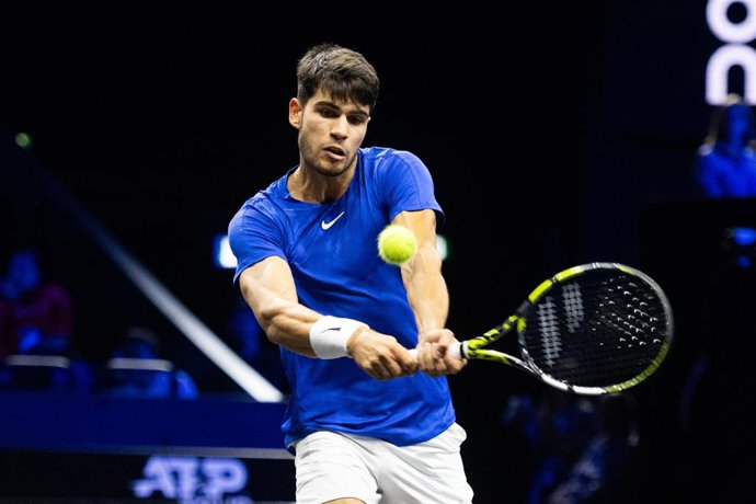 Archivo - Arquivo - 22 de setembro de 2024, Berlim: O tenista espanhol Carlos Alcaraz, da Equipe Europa, em ação contra o americano Taylor Fritz, da Equipe Mundial, durante a partida de simples do torneio de tênis Laver Cup na Uber Arena. Foto: Christophe