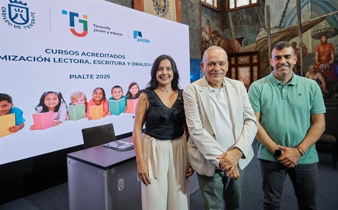 El consejero de Educación y Empleo del Cabildo de Tenerife, Efraín Medina (c), en la presentación del programa Pialte