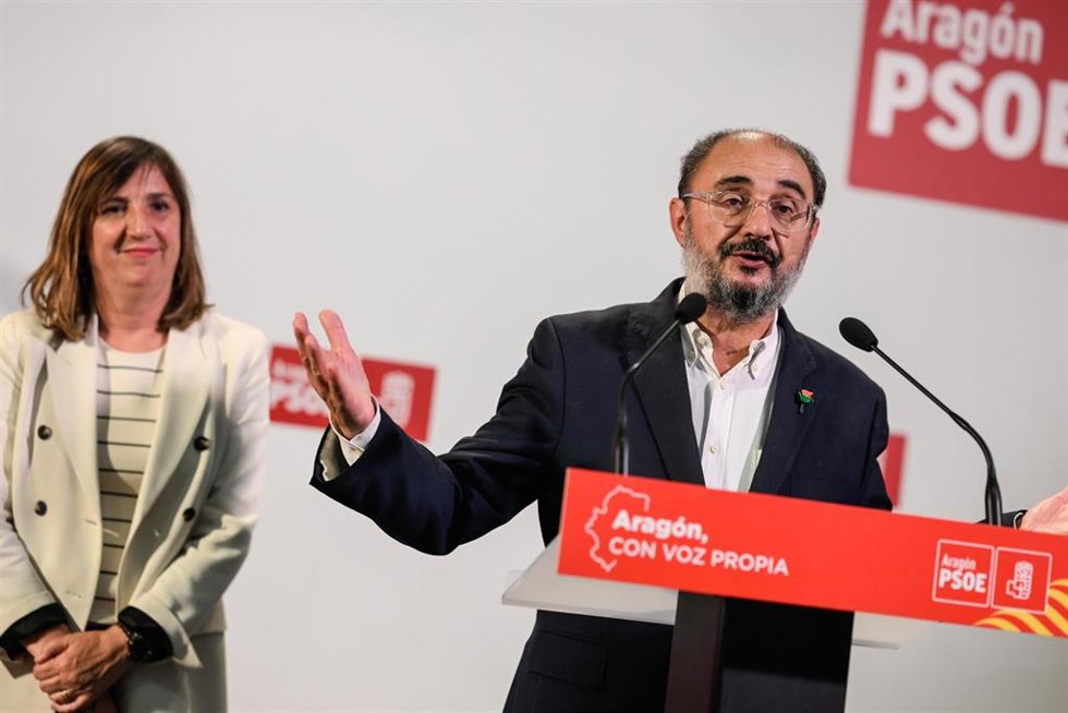 Archivo - El presidente de Aragón y candidato del PSOE a la Presidencia de Aragón, Javier Lambán, realizan el seguimiento de la jornada electoral en la sede del PSOE de Aragón, a 28 de mayo de 2023, en Zaragoza, Aragón (España).