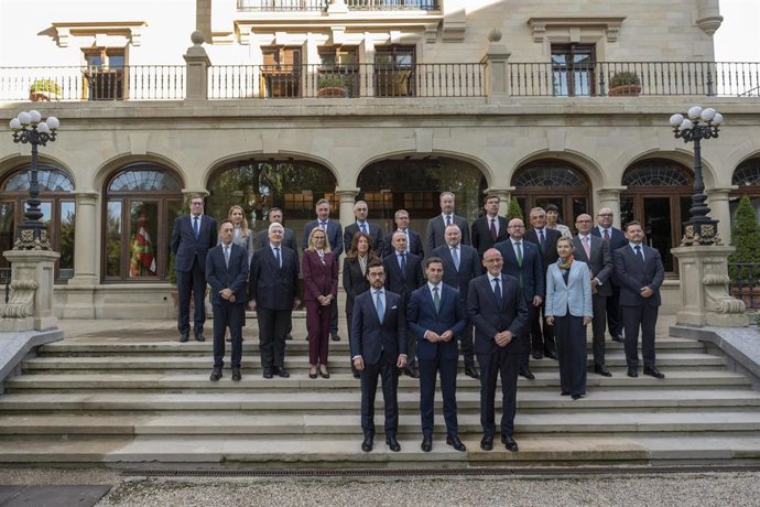 Pradales ha recibido a una representación de embajadores europeos en el Palacio de Ajuria Enea, en Vitoria-Gasteiz