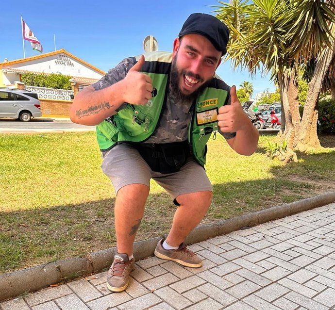 Àlvaro Solano es vendedor de la ONCE desde 2021 y ha llevado la suerte al barrio de la Colonia de Santa Inés, en el distrito de Teatinos-Universidad, donde reparte ilusión diariamente. "Ya era hora de estrenarme, y ha sido por todo lo alto" bromea.