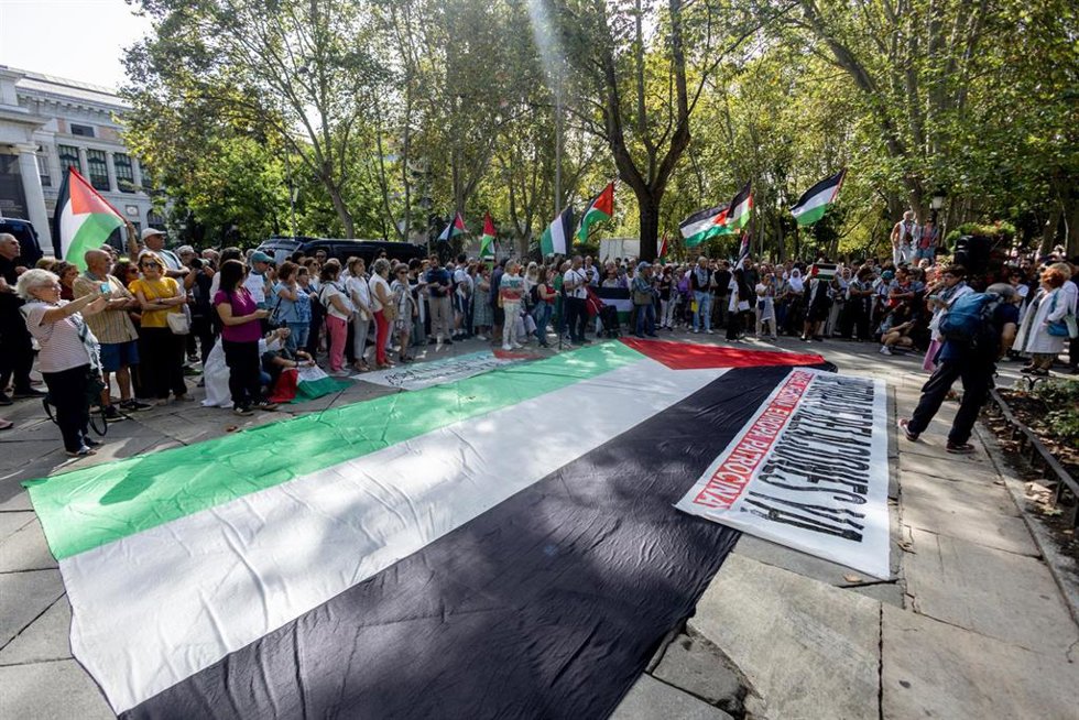 Una bandera de Palestina durante una concentración de sanitarios a favor de Palestina, frente al Ministerio de Sanidad