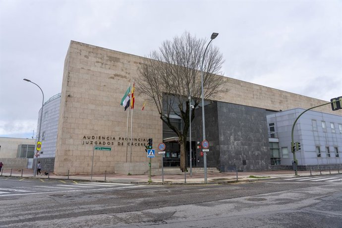Archivo - Arquivo - Fachada do Palácio da Justiça de Cáceres, 9 de março de 2024, em Cáceres, Extremadura (Espanha). O Tribunal do Magistrado de Cáceres número 3 decretou a prisão preventiva sem fiança para o detido sob custódia pela morte de um jovem.
