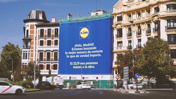 Lona de campaña de Lidl en Madrid