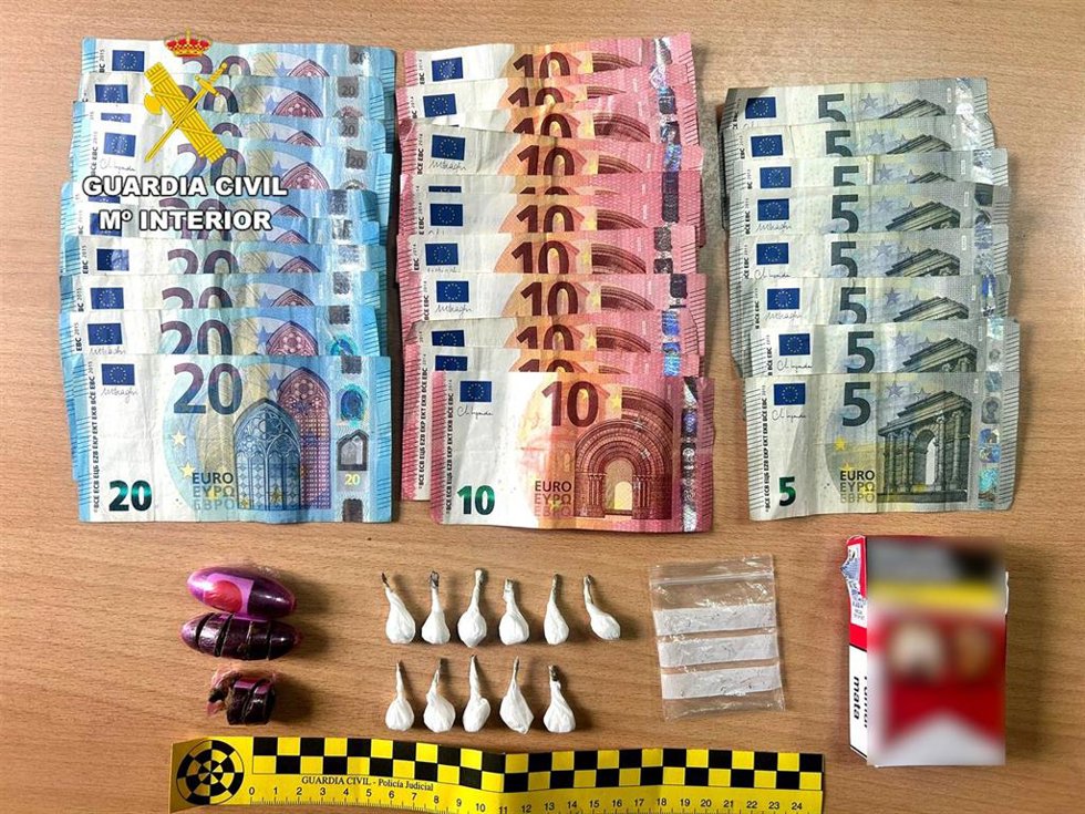 Cinco detenidos en dos actuaciones contra la venta de drogas en Sarón y Heras