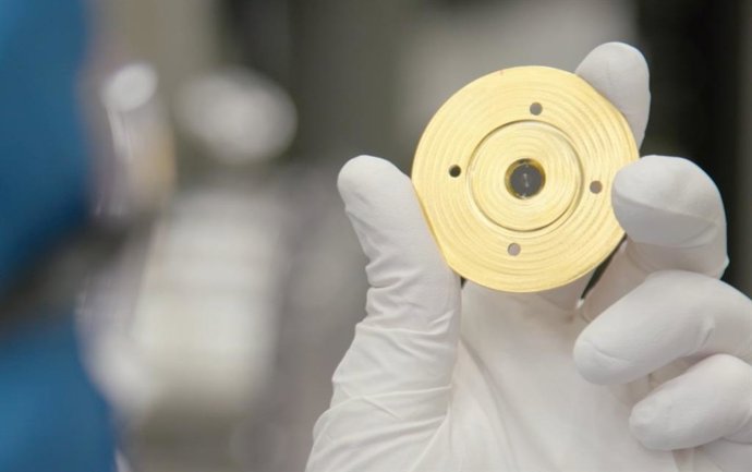 Courtney Sovinec Examina El Objetivo Multipatrón Utilizado Para Crear Un Nuevo Tipo De Imagen De Rayos X En Los Laboratorios Nacionales Sandia.