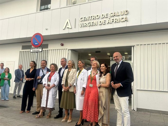 Foto de familia, con la consejera de Salud, Rocío Hernández, tras la inauguración de la ampliación del centro sanitario Virgen de África.
