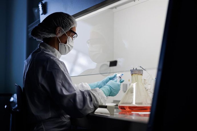 Archivo - Imagen de una científica trabajando en el laboratorio de Viralgen (San Sebastián).