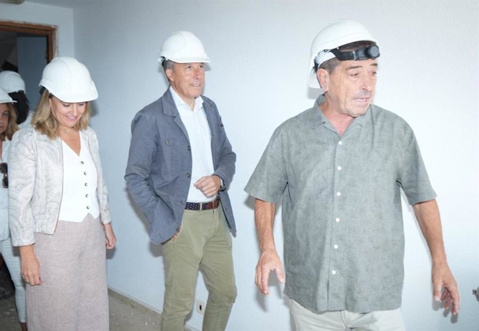 La consejera de Política Social, Familias e Igualdad, Conchita Ruiz, junto con el alcalde de Lorca, Fulgencio Gil, durante su visita a las obras de la residencia de mayores 'Domingo Sastre'
