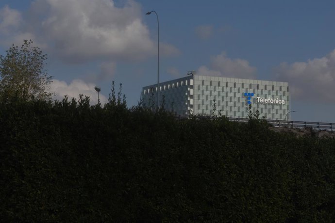 Archivo - Fachada de la sede de Telefónica, a 7 de noviembre de 2024, en Madrid (España). Telefónica registró un beneficio neto atribuido de 989 millones de euros en los tres primeros trimestres del ejercicio, un 21,7% menos en comparación con los 1.262 m