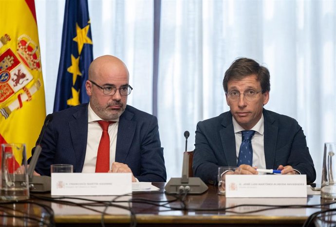 Archivo - El alcalde de Madrid, José Luis Martínez-Almeida (d), copreside el Consejo y la Junta Local de Seguridad de la ciudad de Madrid junto al delegado del Gobierno en la región, Francisco Martín (i)