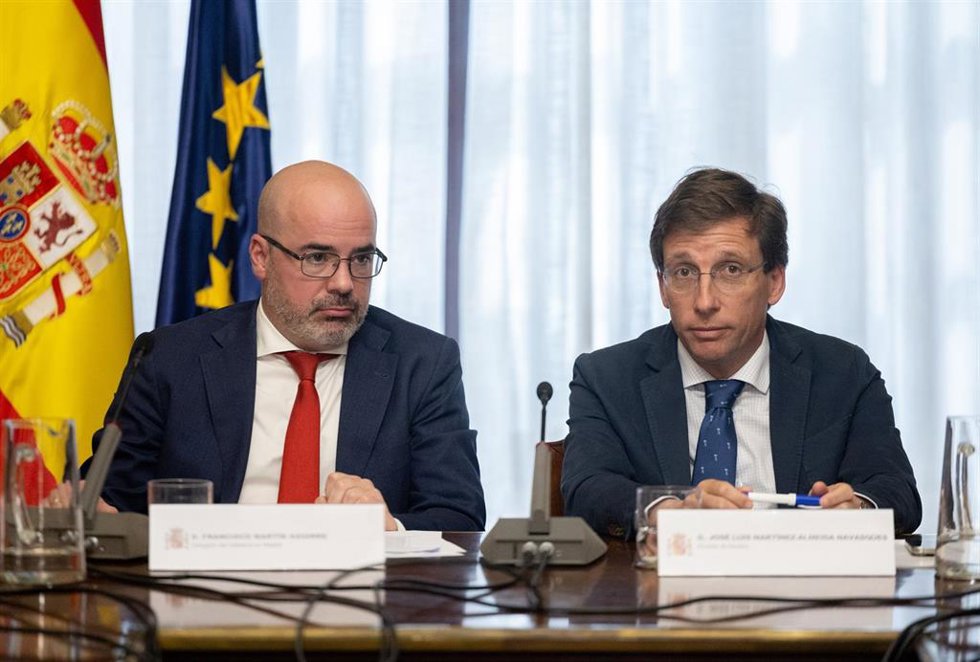 Archivo - El alcalde de Madrid, José Luis Martínez-Almeida (d), copreside el Consejo y la Junta Local de Seguridad de la ciudad de Madrid junto al delegado del Gobierno en la región, Francisco Martín (i)