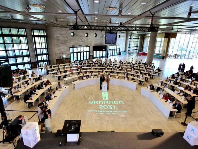 El presidente de la Diputación, Francis Rodríguez, y la alcaldesa de Granada, Marifrán Carazo, han participado en el acto de adhesión de municipios en el Palacio de Exposiciones y Congresos
